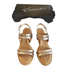 Crown by Børn Aylin Strappy Sandals 9 – Metallic Gold, Low Wedge